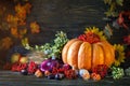 The wooden table decorated with vegetables, pumpkins and autumn leaves. Autumn background. Schastlivy von Thanksgiving