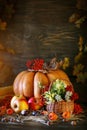 The wooden table decorated with vegetables, pumpkins and autumn leaves. Autumn background. Schastlivy von Thanksgiving