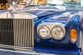 Frontlights and radiator of old Exclusive Luxury Rolls-Royce blu Royalty Free Stock Photo