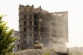Ãâ¢xcavator demolishes an old building Royalty Free Stock Photo