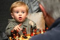 Giovane ragazzo scacchi 