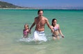 Mladý a jeho dve dcéry na dovolenka 