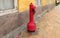 Alter roter Hydrant in einer alten Gasse