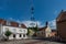 Bad Abbach, Marktplatz, Kirche und Maibaum mit blauem Himmel