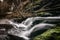 Cascata di montagna in movimento