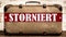 CORONA-REISEWARNUNG - Alter rustikaler vintage Koffer mit rotem Banner und weiÃŸem Schriftzug