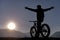 The cyclist who says goodbye to the sun