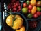 Different types of tomatoes in a plastic basket. Diferentes tipos de tomates en una cesta de plÃ¡stico