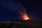 Eruzione dell\\\'Etna con vista panoramica durante notte suggestiva con cielo stellato