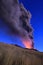 Eruzione Etna durante vista all\\\'alba con grandi emissioni di cenere dal cratere della cima del vulcano nel cielo azzurro