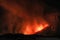 Etna durante suggestiva eruzione di notte con grandi emissioni di vapore nel cielo notturno dal cratere della cima del vulcano del