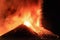 Etna - Enorme esplosione di magma e lava dal cratere del vulcano di Sicilia vista di notte