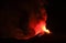 Etna in eruzione durante la notte con sfondo scuro del cielo notturno Panoramica del vulcano di Sicilia: