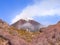 Etna, Sicilia - vista del cratere del vulcano con cielo blu e emissioni di fumo