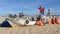 Fischerboot mit vielen Bojen auf dem langen, breiten, feinsandigen Strand von Montegordo, Algarve, Portugal