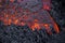 Flusso di lava in una vista dettagliata - lava fusa vivida rossa sul vulcano Etna - Sicilia