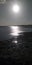 foto in controluce di sole riflesso sul mare
