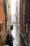 Gondola e gondoliere a Venezia sul canale d`acqua