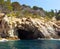 Grotte in einem Felsen am Meer in Spanien