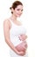 Jeune femme brune enceinte avec un coeur sur le ventre.
