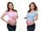 Jeune femme brune enceinte avec un top rose ou un top bleu