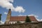 Kirche St. Georg an der historischen Stadtmauer von Amberg in der Oberpfalz, Bayern, Sonne, blauer Himmel