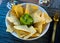 Nachos con guacamole. Corn chips.