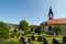 Pfarrkirche und Kirchplatz im Ortskern von Sankt Englmar im Bayerischen Wald in der Oberpfalz in Bayern im Sommer bei blauem