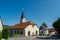 Pfarrkirche und Kirchplatz im Ortskern von Sankt Englmar im Bayerischen Wald in der Oberpfalz in Bayern im Sommer bei blauem