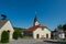 Pfarrkirche und Kirchplatz im Ortskern von Sankt Englmar im Bayerischen Wald in der Oberpfalz in Bayern im Sommer bei blauem