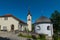 Pfarrkirche und Kirchplatz im Ortskern von Sankt Englmar im Bayerischen Wald in der Oberpfalz in Bayern im Sommer bei blauem