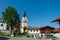 Pfarrkirche und Kirchplatz im Ortskern von Sankt Englmar im Bayerischen Wald in der Oberpfalz in Bayern im Sommer bei blauem