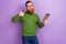 Photo of attractive young freelancer guy showing thumb-up recommend you new tablet model isolated on purple color
