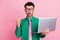 Photo of funny shocked man dressed green shirt eyewear modern gadget pointing thumb empty space isolated pink color