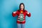 Photo portrait joyful brunette girl pointing fingers at herself surprised shocked smiling wearing red pullover with