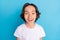 Photo portrait schoolboy smiling surprised staring excited in white t-shirt isolated pastel blue color background