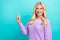 Photo portrait of young smiling good mood blonde wavy hairstyle girl wear purple jumper direct finger mockup news