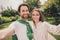 Photo portriat young couple smiling taking selfie spending time together walking in park