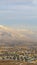 Photo Vertical Mount Timpanogos and neighborhood houses under cloudy and foggy sky in winter