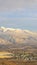 Photo Vertical Mount Timpanogos and neighborhood houses under cloudy and foggy sky in winter