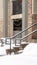 Photo Vertical Yard and stone stairs covered with snow at the residential building entrance