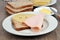 Preparation of a croque-monsieur with its ingredients