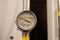 Pressure analogue gauge in psi and kPa