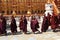 Prozession mit Novizen in der Shwezigon-Pagode in Myanmar