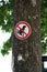 Schild an Baum Hunde dÃ¼rfen hier nicht kacken