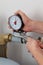 Screwing pressure gauge