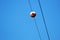 Single flight warning ball for securing aircraft on the earth wire of a high-voltage road