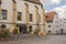 Stadttheater am Schrannenplatz von Amberg in der Oberpfalz, Bayern, Sonne, blauer Himmel