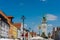 Straubing in Niederbayern, Ortskern Theresienplatz und Stadtturm im Sommer bei blauem Himmel