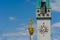 Straubing in Niederbayern, Ortskern Theresienplatz und Stadtturm im Sommer bei blauem Himmel